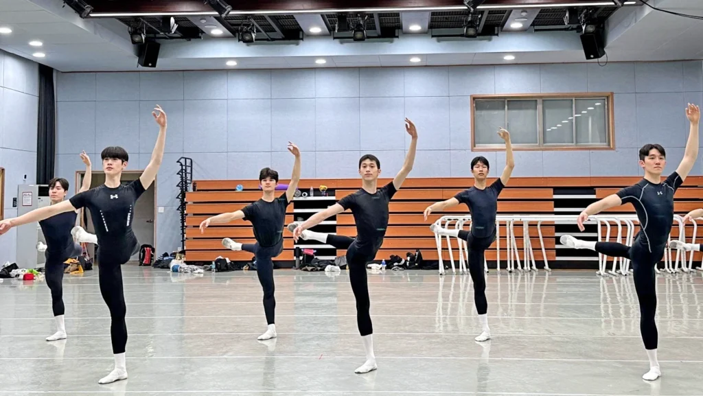 Men’s class at the Korean National University of Arts.