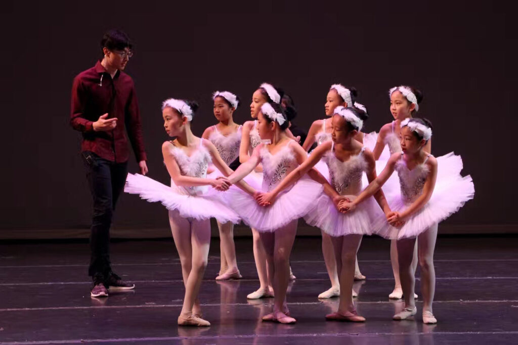 Daoyuan Chen with his students.